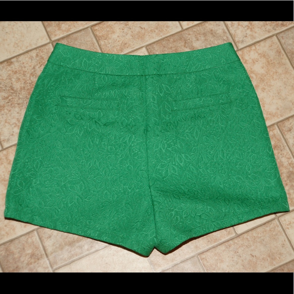 High waisted green leaf brocaded shorts - Picture 2 of 3